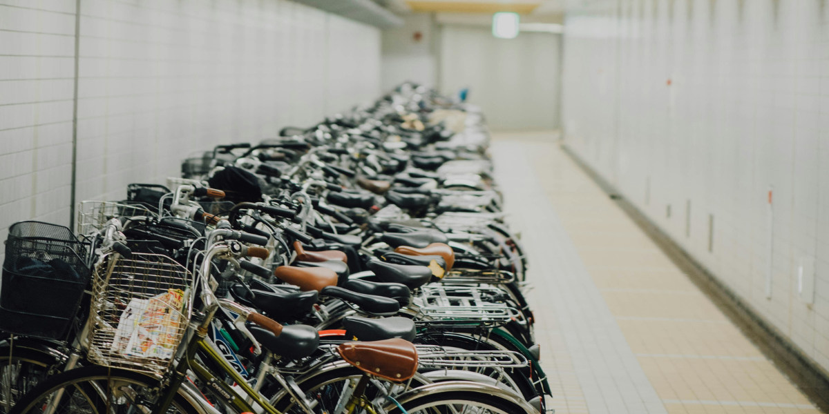 diverse bici parcheggiate