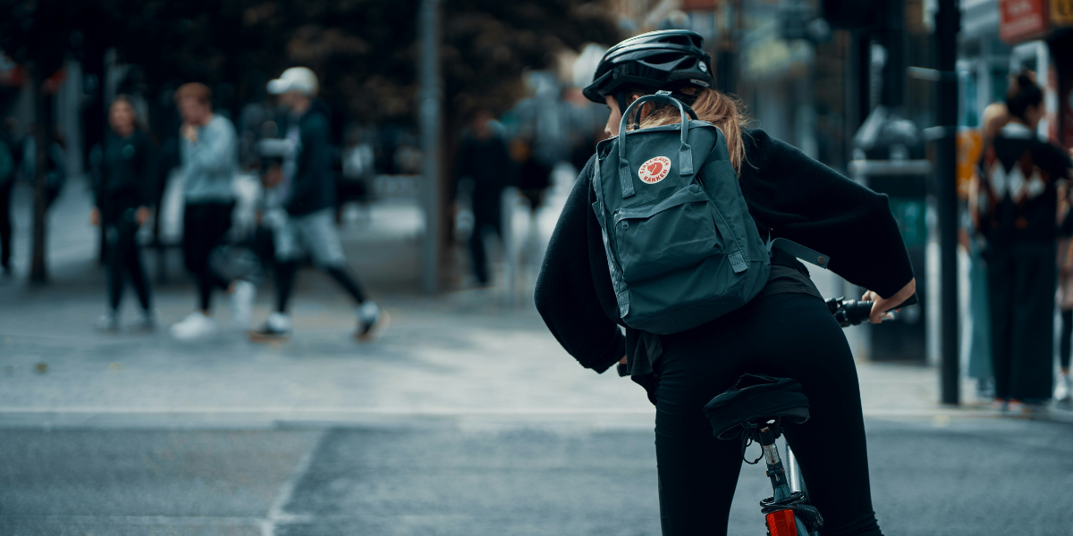 ragazza in bici con il casco