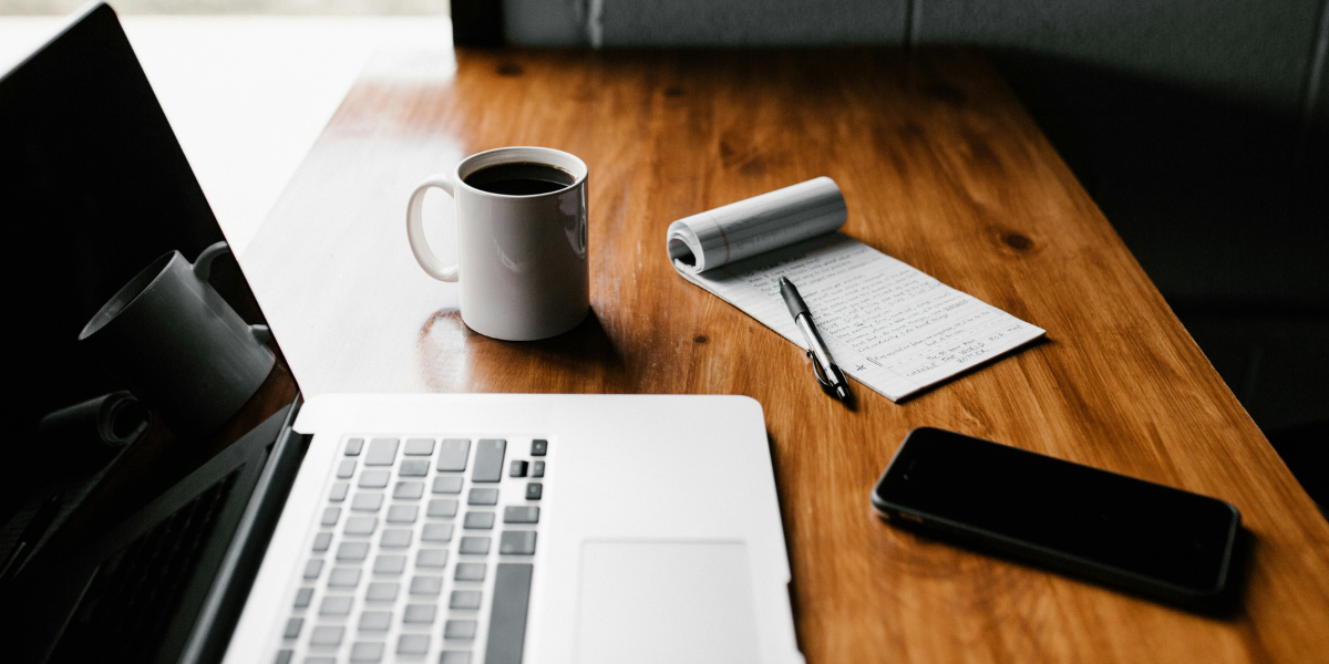 laptop, caffè e appunti