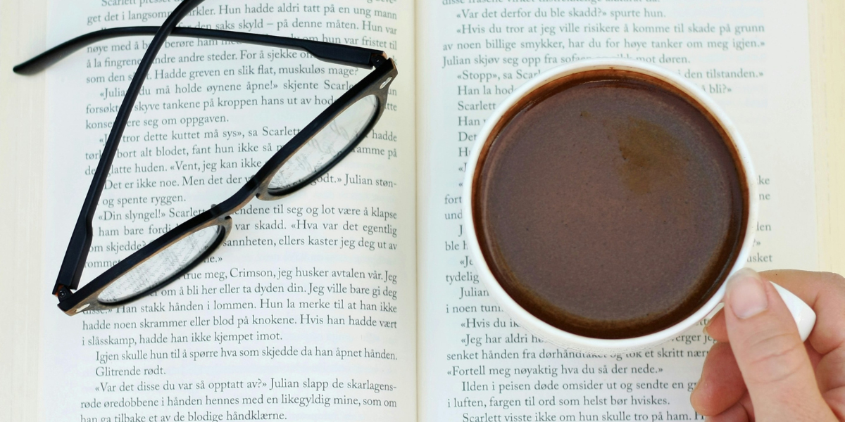 libro con occhiali e tazza di caffè