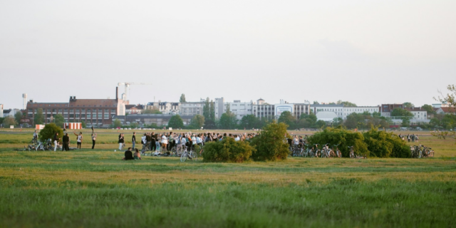 Gruppo di persone e bici a Tempelhofer Feld, parco cittadino di Berlino che in passato era un areoporto