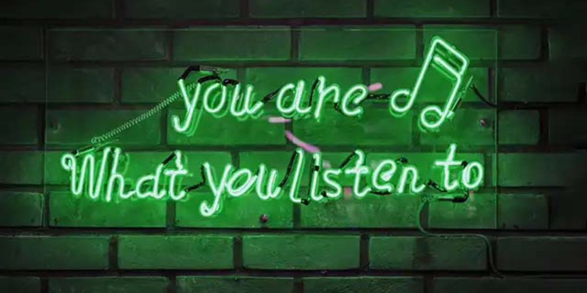 Immagine concept - scritta neon You are what you listen to