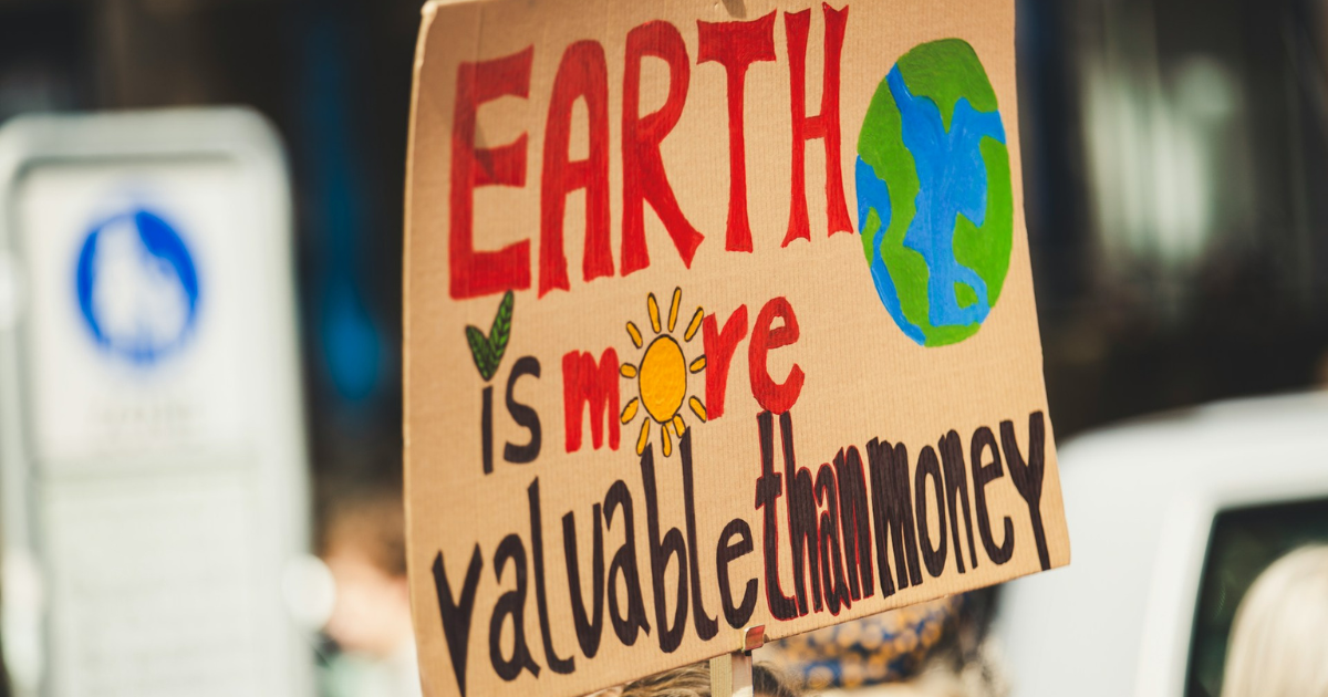 Cartello slogan 'earth is more valuable than money'